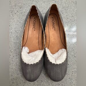 Vionic Women's Textured Gray Leather Flats